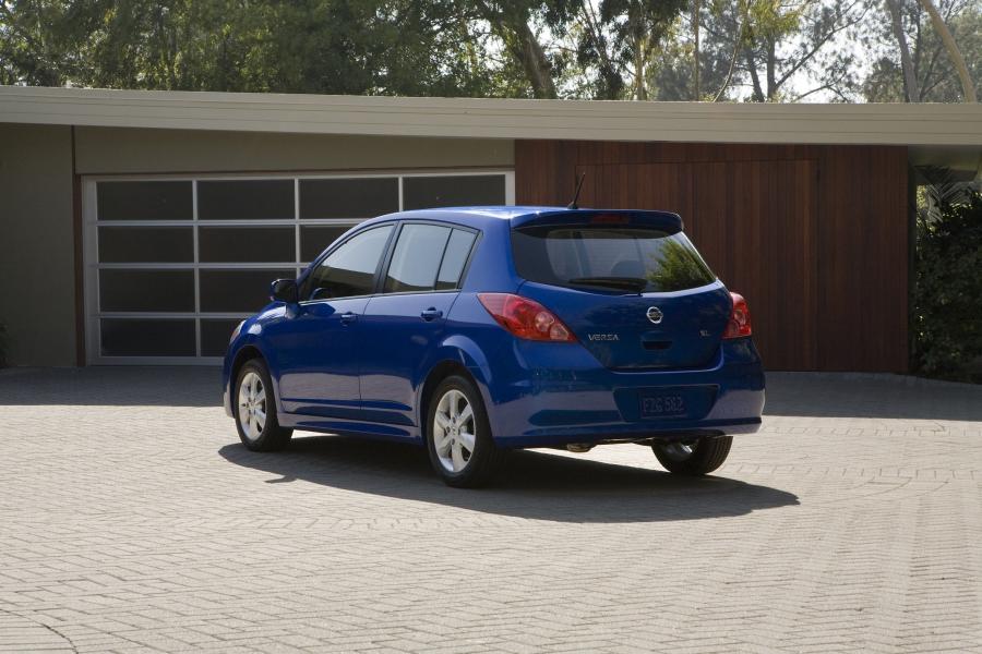  Nissan Versa Hatchback 2010 года  (фото 28 из 30)